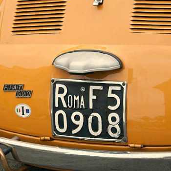 La targa della Fiat 500 è rovinata: cosa fare?